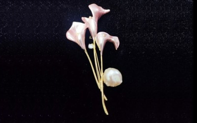 圣母（胸针）