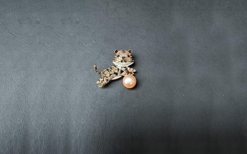 萌虎戏珠