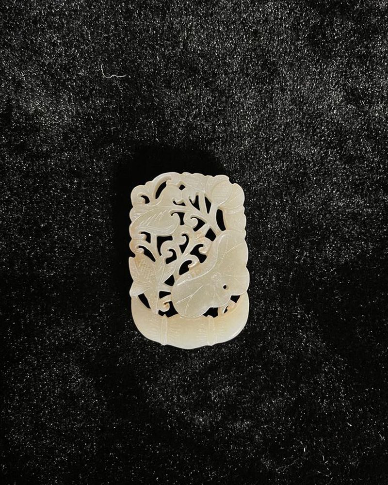 莲花透玉牌